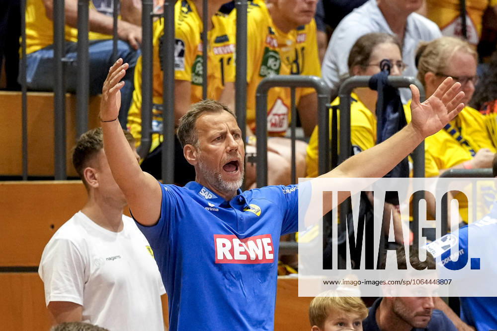 Maik Machulla coach, head coach, RNL , gives instructions, gestures, gesticulates with arms, single picture, single photo, action, action, 25 07 2025, Schwetzingen Germany , handball, Patrick Lengler Cup, HG Oftersheim Schwetzingen Rhein Neckar Löwen