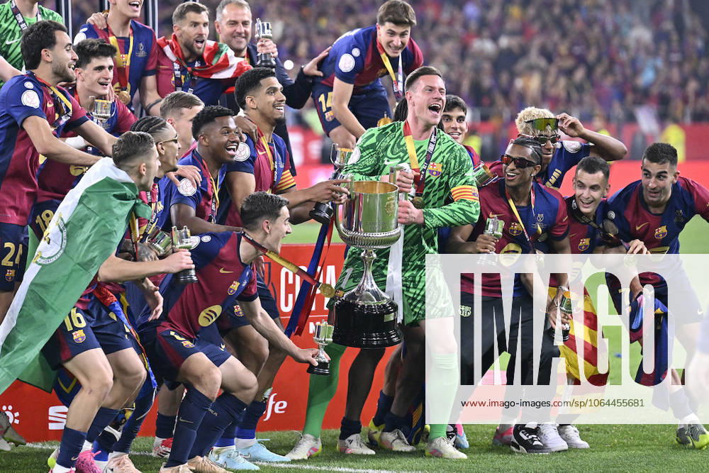 Barcelona v Real Madrid - Copa del Rey SEVILLE, SPAIN - APRIL 27: Players of Barcelona raise the trophy as they celebrate their victory at the end of the Copa del Rey 2025 final match between Barcelona and Real Madrid at Estadio de La Cartuja in Seville, Spain on April 27, 2025. Andalucia Spain. Editorial use only. Please get in touch for any other usage.