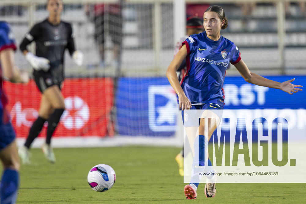 North Carolina Courage defender BROOKLYN COURTNALL (24) moves the ball during the first half of the International Exhibition game between MexicoÃ¢â‚¬â ¢s Chivas De Guadalajara and the NC Courage at First Horizon Stadium in Cary, North Carolina. NC Courage defeated the Chivas de Guadalajara 4-0. Cary USA - ZUMAa220 20250725_znp_a220_066