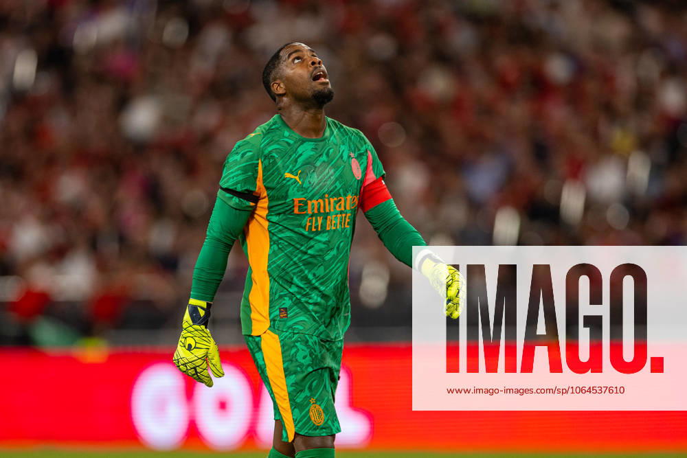 Football - Pre-Season - Liverpool FC v AC Milan HONG KONG - Saturday, July 26, 2025: AC Milan s goalkeeper Mike Maignan during the Hong Kong Football Festival 2025 pre-season match between Liverpool FC and AC Milan at the Kai Tak Stadium. (Photo by David Rawcliffe Propaganda) HONG KONG Kai Tak Stadium HONG KONG CHINA