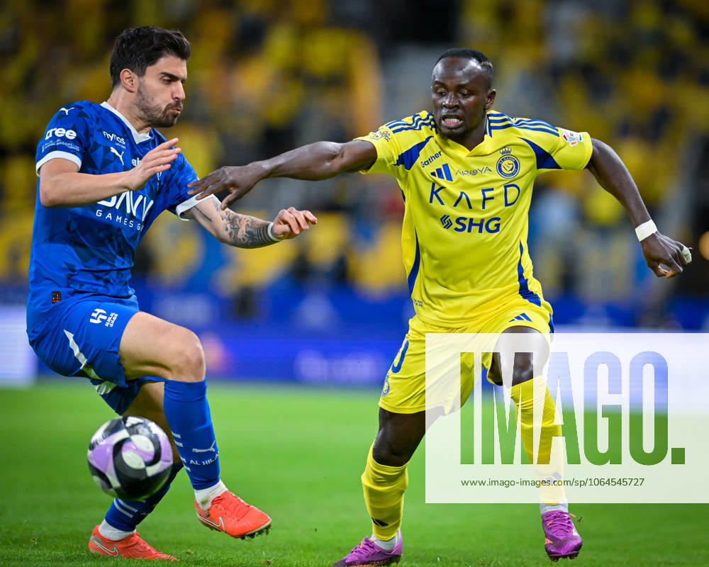 Al Hilal v Al Nassr - Saudi Pro League RIYADH, SAUDI ARABIA - APRIL 04: Sadio Mane (R) of Al Nassr competes during the Saudi Pro League match between Al Hilal v Al Nassr in the Kingdom Arena on April 04, 2025 in Riyadh, Saudi Arabia. Riyad Suudi Arabistan. Editorial use only. Please get in touch for any other usage.