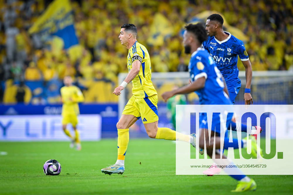 Al Hilal v Al Nassr - Saudi Pro League RIYADH, SAUDI ARABIA - APRIL 04: Cristiano Ronaldo (L) of Al Nassr competes during the Saudi Pro League match between Al Hilal v Al Nassr in the Kingdom Arena on April 04, 2025 in Riyadh, Saudi Arabia. Riyad Suudi Arabistan. Editorial use only. Please get in touch for any other usage.