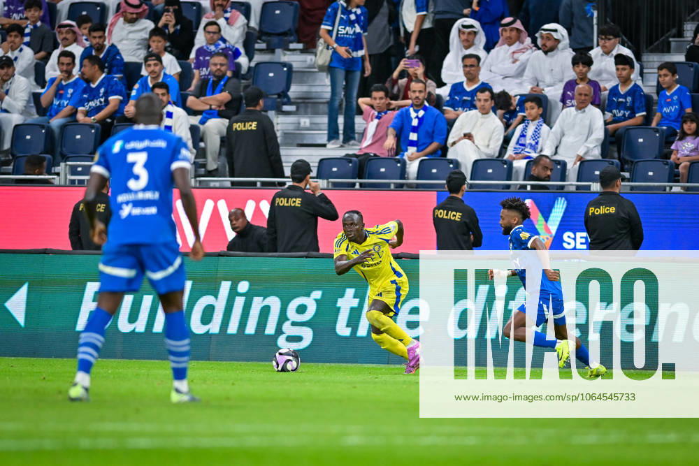 Al Hilal v Al Nassr - Saudi Pro League RIYADH, SAUDI ARABIA - APRIL 04: Sadio Mane (C) of Al Nassr competes during the Saudi Pro League match between Al Hilal v Al Nassr in the Kingdom Arena on April 04, 2025 in Riyadh, Saudi Arabia. Riyad Suudi Arabistan. Editorial use only. Please get in touch for any other usage.