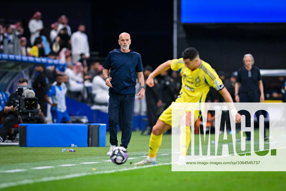Al Hilal v Al Nassr - Saudi Pro League RIYADH, SAUDI ARABIA - APRIL 04: Al Nassr head coach Stefano Pioli during the Saudi Pro League match between Al Hilal v Al Nassr in the Kingdom Arena on April 04, 2025 in Riyadh, Saudi Arabia. Riyad Suudi Arabistan. Editorial use only. Please get in touch for any other usage.