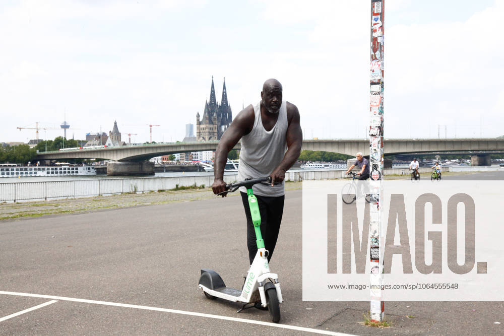 NBA, Basketball Herren, USA legend Shaquille O Neal plays street basketball COLOGNE, GERMANY - JULY 26: NBA legend Shaquille O’Neal rides a scooter after he joins the local street basketball players for a spontaneous game at public courts of Deutz and Poll, ahead of his DJ performance in Cologne, Germany on July 26, 2025. Kadir Ilboga Anadolu Cologne Germany. Editorial use only. Please get in touch for any other usage.