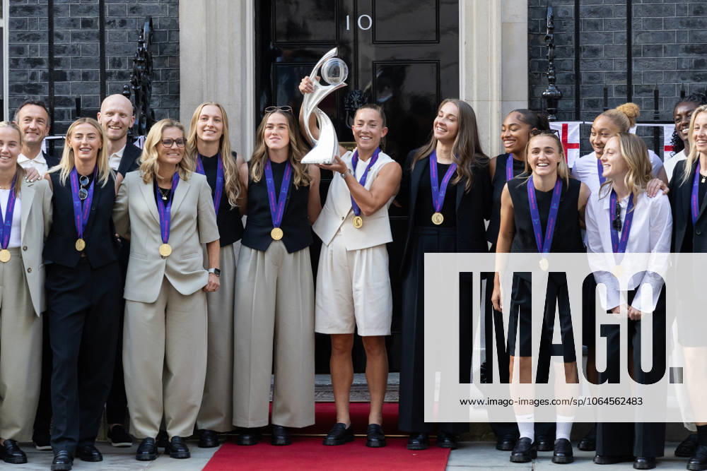 England Women s football team at Downing Street England Women s football team, Ella Toone, Alessia Russo, Lotte Wubben-Moy, Lauren Hemp, Alex Greenwood, Beth Mead, Chloe Kelly, Sarina Wiegman, Aggie Beaver-Jones, Khiara Keating, Georgia Stanway, Lauren James, Keira Walsh, Michelle Agyemang, Leah Williamson, Hannah Hampton, Lucy Bronze, Anna Moorhouse and Esme Morgan with the UEFA Women s EURO trophy outside 10 Downing Street Featuring: Ella Toone, Alessia Russo, Lotte Wubben-Moy, Lauren Hemp, Alex Greenwood, Beth Mead, Chloe Kelly, Sarina Wiegman, Aggie Beaver-Jones, Khiara Keating, Georgia Stanway, Lauren James, Keira Walsh, Michelle Agyemang, Leah Williamson, Hannah Hampton, Lucy Bronze, Anna Moorhouse, Esme Morgan Where: London, United Kingdom When: 28 Jul 2025 Credit: Phil Lewis WENN London United Kingdom