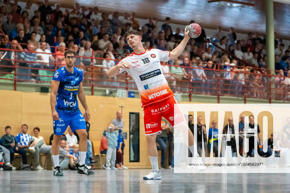 Handball I Men I Season 2025 2026 I Test match I TVB Stuttgart BSV Bern I 28 07 2025 Levin Wanner 18, BSV Bern taking a seven-meter penalty, Antonio Serradilla Cuenca 5, TVB Stuttgart in the background Gemeindehalle Bittenfeld Waiblingen Baden Württemberg Germany