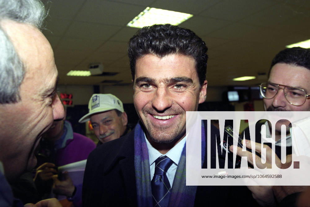 Hafjell 19940217 Winter Olympics in Lillehammer Alberto Tomba Italy arrives at the accreditation center and receives the full attention of the press Photo Tor Richardsen NTB Hafjell Norway Norway . RESTRICTED USE FOR BETTING COMPANIES Ref:0240094220st