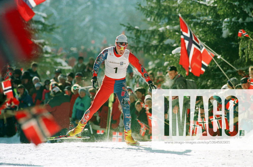 LILLEHAMMER 19940219 Olympic Cross-Country 15 km pursuit start at the Birkebeineren ski stadium Bjorn Daehlie cheers in the race Audience with Norwegian flags in the background 32000 333 Photo Gorm Kallestad, NTB archive NTB Lillehammer NORWAY NORWAY . RESTRICTED USE FOR BETTING COMPANIES Ref:0240173716st