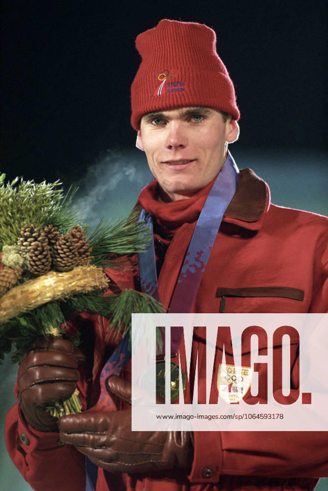 LILLEHAMMER 19940214 Winter Olympics in Lillehammer 30 km free technique for men in cross-country skiing Prize ceremony Thomas Alsgaard with the gold medal showing that he is an Olympic champion Photo Lise Aserud NTB Lillehammer Norway . RESTRICTED USE FOR BETTING COMPANIES Ref:0240279558st