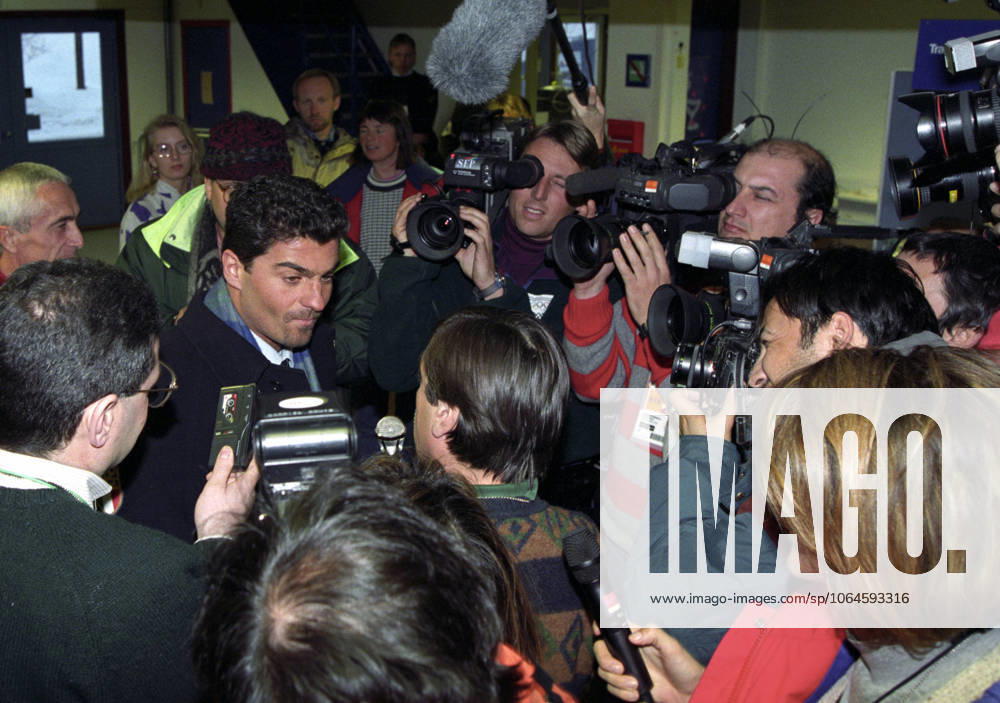 Hafjell 19940217 Winter Olympics in Lillehammer Alberto Tomba Italy arrives at the accreditation center and receives the full attention of the press Photo Tor Richardsen NTB Hafjell Norway Norway . RESTRICTED USE FOR BETTING COMPANIES Ref:0240483772st