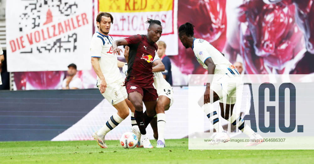 RB Leipzig Bergamo Test Match Leipzig, 02 08 2025, Red Bull Arena, Soccer, Test Match , RB Leipzig vs Atalanta Bergamo , In the picture from left Marten de Roon 15, Bergamo , Yan Diomande 49, RB Leipzig , Ederson 13, Bergamo , Odilon Kossounou 3, Bergamo , For editorial use only Only editorial use , DFL DFB regulations prohibit any use of photographs as image sequences and or quasi video ,