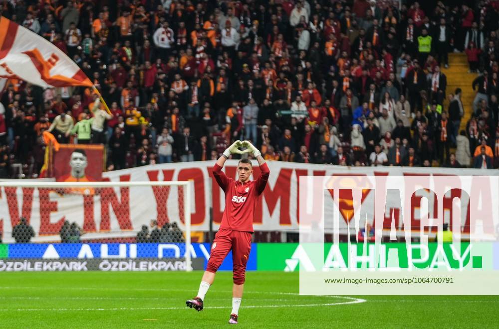 Galatasaray v TUMOSAN Konyaspor - Turkish Super Lig ISTANBUL, TURKIYE - JANUARY 25: Galatasaray goalkeeper and captain Fernando Muslera salutes the fans ahead of the Turkish Super Lig week 19 match between Galatasaray and TUMOSAN Konyaspor at RAMS Park Stadium in Istanbul, Turkiye on January 25, 2025. Istanbul Turkey. Editorial use only. Please get in touch for any other usage.