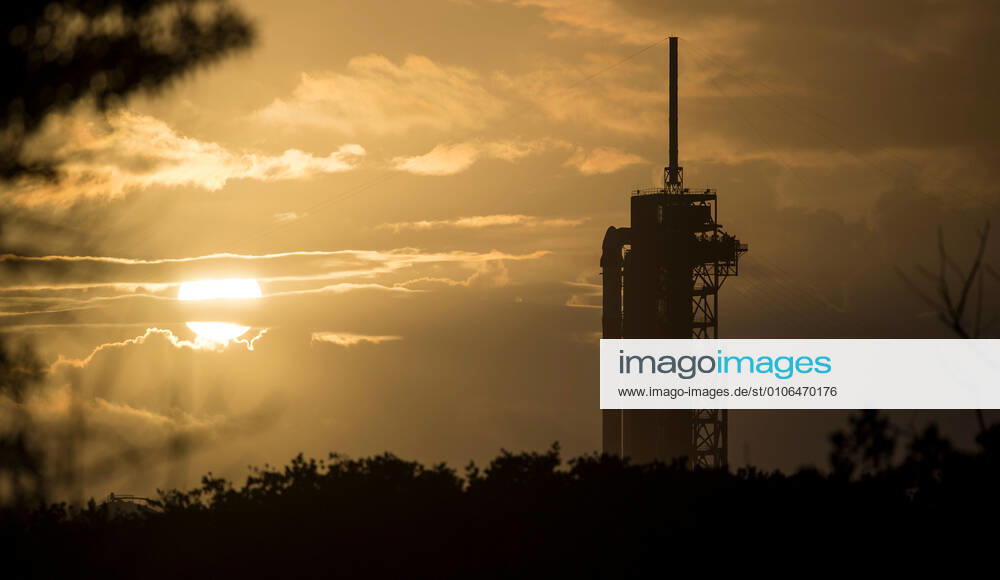 Cape Canaveral, Florida, USA - A SpaceX Falcon 9 rocket with the company s Crew Dragon spacecraft onboard is seen on the launch pad at Launch Complex 39A after being rolled out overnight as preparations continue for the Crew-1 mission, Tuesday, Nov. 10, 2020, at s Kennedy Space Center in Florida. s SpaceX Crew-1 mission is the first operational mission of the SpaceX Crew Dragon spacecraft and Falcon 9 rocket to the International Space Station as part of the agency s Commercial Crew Program. Cape Canaveral USA - ZUMAz03_ 20201110_sha_z03_399