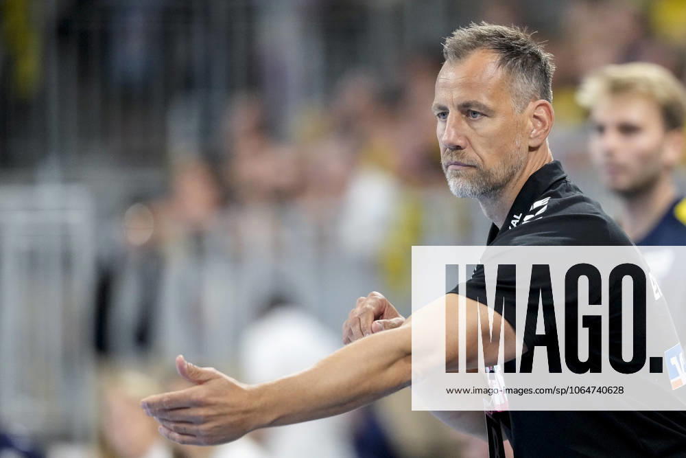 Maik Machulla coach, head coach, RNL , gives instructions, gestures, gesticulates with arms, single picture, single photo, action, action, 03 08 2025, Heidelberg Germany , Handball, Paris Saint Germain Germany Tour, PSG Handball Rhein Neckar Löwen