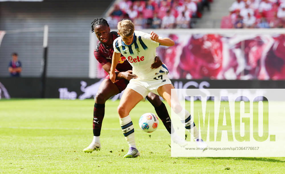 RB Leipzig Bergamo Test Match Leipzig, 02 08 2025, Red Bull Arena, Soccer, Test Match , RB Leipzig DEU vs Atalanta Bergamo ITA 1 2 1 0 , In the picture Charles De Ketelaere 17, Bergamo in front of El Chadaille Bitshiabu 5, RB Leipzig ,