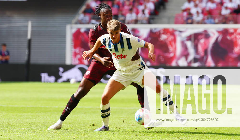 RB Leipzig Bergamo Test Match Leipzig, 02 08 2025, Red Bull Arena, Soccer, Test Match , RB Leipzig DEU vs Atalanta Bergamo ITA 1 2 1 0 , In the picture Charles De Ketelaere 17, Bergamo in front of El Chadaille Bitshiabu 5, RB Leipzig ,
