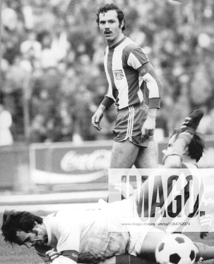 Football Bundesliga 1 FC Cologne FC Bavaria Munich 0 3 0 0 u B Z Wolfgang Overath front Cologne was from Franz Roth behind Bavaria to Case brought, as that Franz Beckenbauer with Beard Bavaria not more intervene had 07 11 1970 in Koen Muengersdorfer Stadium Germany