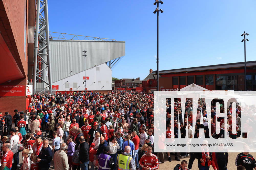 Fußball Vor-Saison-Freundschaftsspiel Liverpool gegen Athletic Bilbao 4. August 2025 Vor-Saison-Freundschaftsspiel Liverpool gegen Athletic Bilbao Fans versammeln sich draußen, nachdem die Haupttribüne in Anfield vor dem Spiel evakuiert wurde Foto Simon Stacpoole Offside Liverpool UK