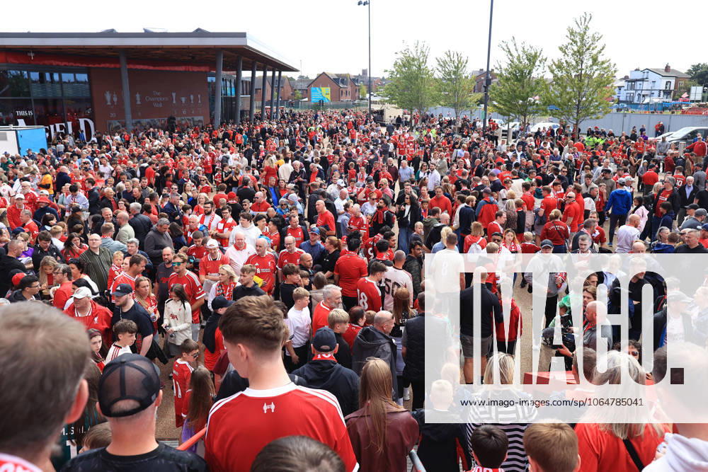 Fußball Vor-Saison-Freundschaftsspiel Liverpool gegen Athletic Bilbao 4. August 2025 Vor-Saison-Freundschaftsspiel Liverpool gegen Athletic Bilbao Fans versammeln sich draußen, nachdem die Haupttribüne in Anfield vor dem Spiel evakuiert wurde Foto Simon Stacpoole Offside Liverpool UK