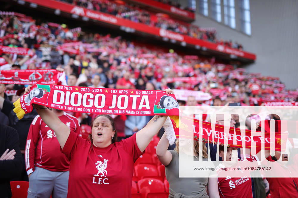 Fußball Vor-Saison-Freundschaftsspiel Liverpool gegen Athletic Bilbao 4. August 2025 Vor-Saison-Freundschaftsspiel Liverpool gegen Athletic Bilbao Fans halten Schals in Erinnerung an den verstorbenen Diogo Jota hoch Foto Simon Stacpoole Abseits Liverpool UK