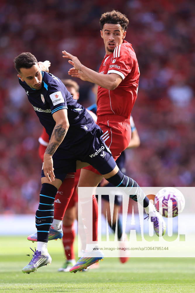 Fußball Vorsaison Freundschaftsspiel Liverpool gegen Athletic Bilbao 4. August 2025 Vorsaison Freundschaftsspiel Liverpool gegen Athletic Bilbao Alex Berenguer von Athletic Bilbao kämpft mit Curtis Jones von Liverpool Foto Simon Stacpoole Abseits Liverpool UK