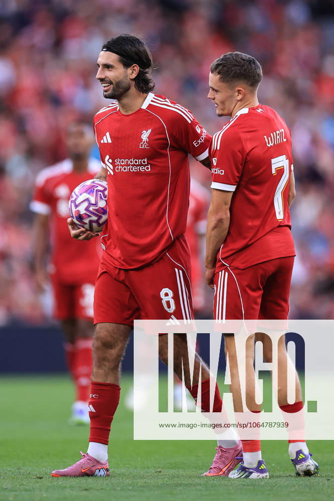 Fußball Vorsaison-Freundschaftsspiel Liverpool gegen Athletic Bilbao 4. August 2025 Vorsaison-Freundschaftsspiel Liverpool gegen Athletic Bilbao Dominik Szoboszlai von Liverpool und Florian Wirtz von Liverpool Foto Simon Stacpoole Abseits Liverpool UK