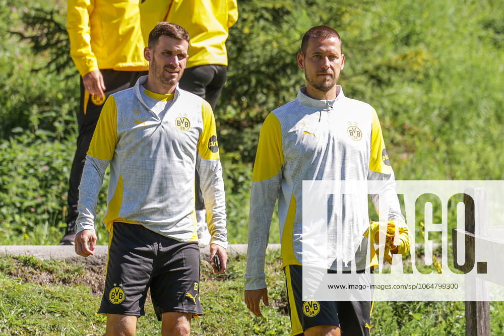 Day 2 at Borussia Dortmunds training camp in Saalfelden, BVB players arrive for training, from left Pascal Groß Borussia Dortmund , Waldemar Anton Borussia Dortmund , Saalfelden athletics field Saalfelden Salzburg Austria xRHR PHOTO DEx