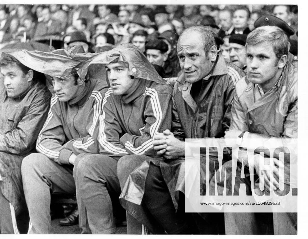 Football Bundesliga Schalke 04 Hertha BSC 2 0 2 0 Schalke Players on the Reserve Bank u B Z v l Klaus Senger, Gerd Kasperski, team manager Rudolf Gutendorf and Hans Juergen Cups 31 05 1969 in Gelsenkirchen Glueckauf Arena Germany
