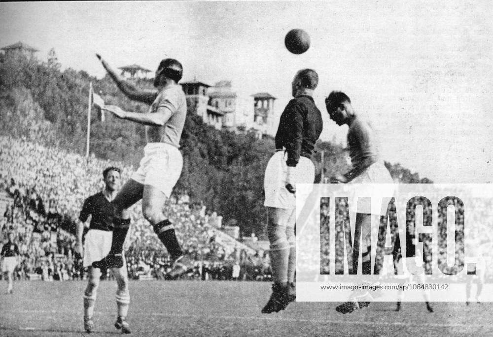 Football World Cup in Italy Final Italy Czechoslovakia 2 1 n v 1 1, 0 0 B Z Stefan Cambal left TCH looks his Colleagues Ladislav Zenisek front centre TCH the Ball head duel with Giuseppe Meazza front right ITA to 10 06 1934 in Rome Party stadium Italy Archive