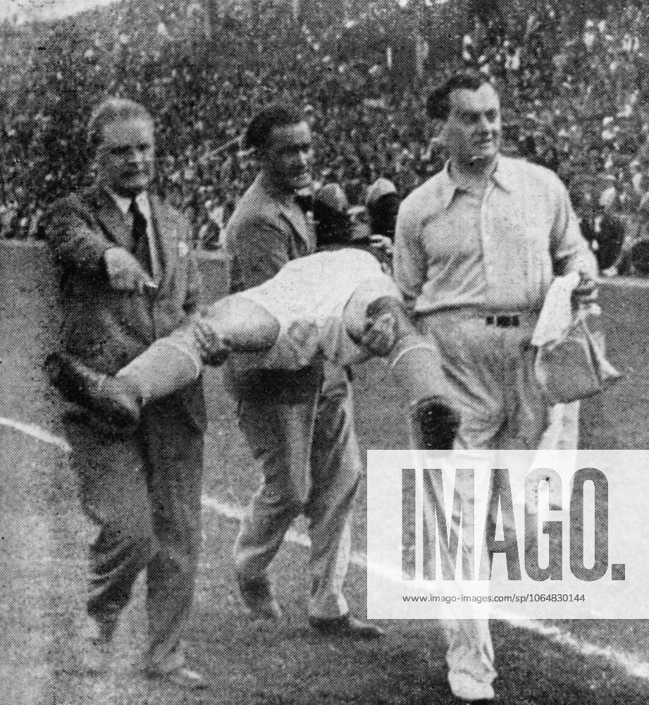 Football World Cup in Italy Final Italy Czechoslovakia 2 1 n v 1 1, 0 0 B Z the injured Czechoslovak Antonin Puc will of square worn 10 06 1934 in Rome Party stadium Italy Archive