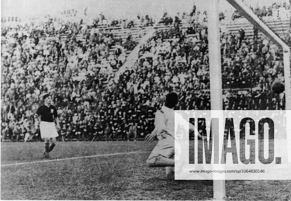 Football World Cup in Italy Final Italy Czechoslovakia 2 1 n v 1 1, 0 0 B Z Angelo Schiavio n I B ITA reached here the Winning goal, the Goalkeeper Frantisek Plánicka right TCH and Joseph Kostalek left TCH only yet look can 10 06 1934 in Rome Party stadium Italy Archive