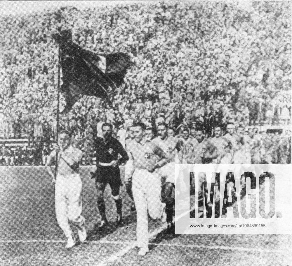 Football World Cup in Italy Final Italy Czechoslovakia 2 1 n v 0 0, 1 1 B Z The Azurri Italians run with blowing Flags ins Stadium a 10 06 1934 in Rome Party stadium Italy Archive