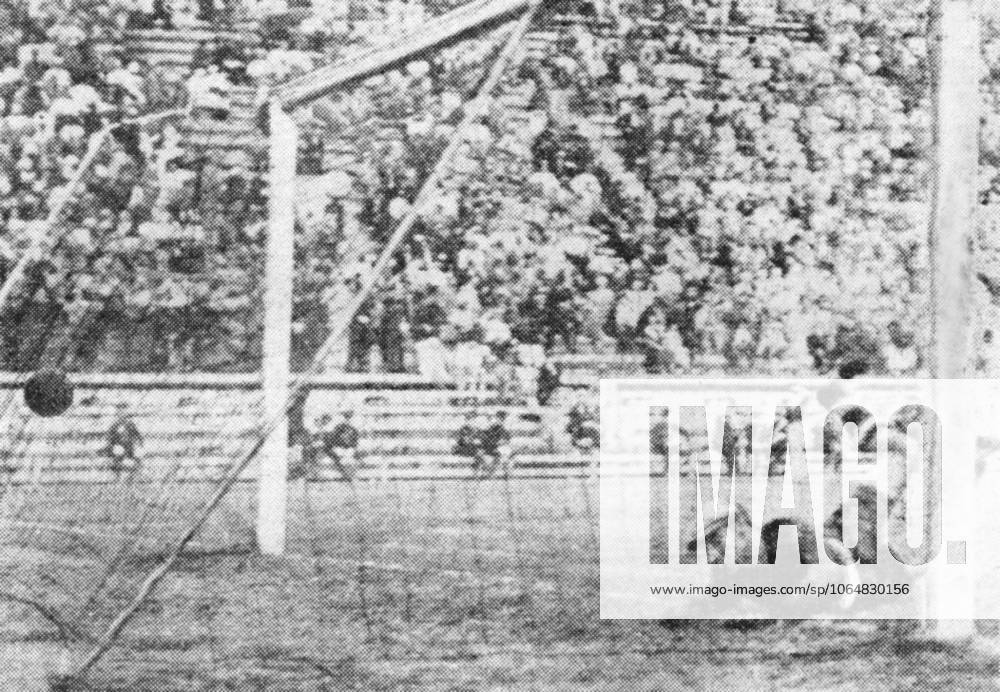 Football World Cup in Italy Final Italy Czechoslovakia 2 1 n v 0 0, 1 1 B Z Goalkeeper Combi ITA has here only yet the After seeing as the Ball from Antonin Puc n I B TCH ins Network is 10 06 1934 in Rome Party stadium Italy Archive