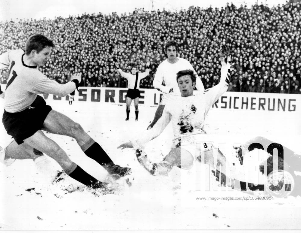 Football Bundesliga Alemannia Aachen Borussia Moenchengladbach 2 1 2 1 as Feel in Aachen the crucial goal to 2 1 for Alemannia through Klostermann u B Z v l Heinz Gerd Klostermann Aachen , Kremers, Winfried Schaefer No 8 and Goalkeeper Wolfgang Kleff all Gladbach 08 02 1969 in Aachen Tivoli Stadium Germany