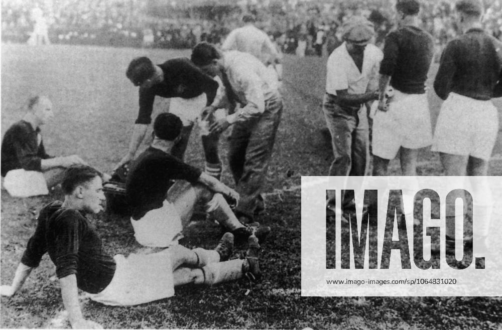 Football World Cup in Italy Final Italy Czechoslovakia 2 1 n v 0 0, 1 1 Break before the Recurring payment B Z The Czechoslovak Carers Treat and encourage The Players before it in The Recurring payment is 10 06 1934 in Rome Party stadium Italy Archive