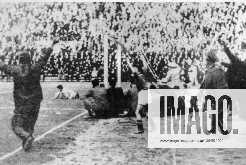 Football World Cup in Italy Final Italy Czechoslovakia 2 1 n v 0 0, 1 1 B Z Giant jubilation at the Italian supporters and a niedergeschlagener Goalkeeper Frantisek Plánicka left rear at Bottom TCH 10 06 1934 in Rome Party stadium Italy Archive