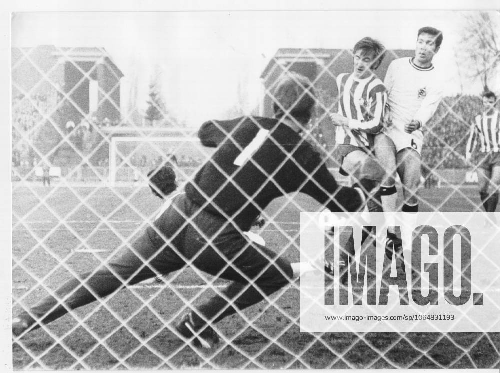 Football Bundesliga 1 FC Cologne Borussia Moenchengladbach 0 1 0 0 u B Z v l Goalkeeper Wolfgang Kleff Gladbach , Hennes Loehr Cologne and Peter Dietrich Gladbach 29 11 1969 in Cologne Muengersdorfer Stadium Germany