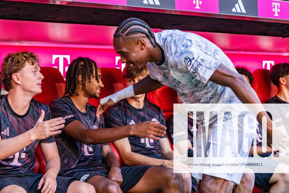 FC Bayern Munich vs Tottenham Hotspur, test match friendly Mathys Tel Farewell from FC Bayern, Paul Wanner FC Bayern Munich, 24 Jonah Kusi Asare FC Bayern Munich, 41