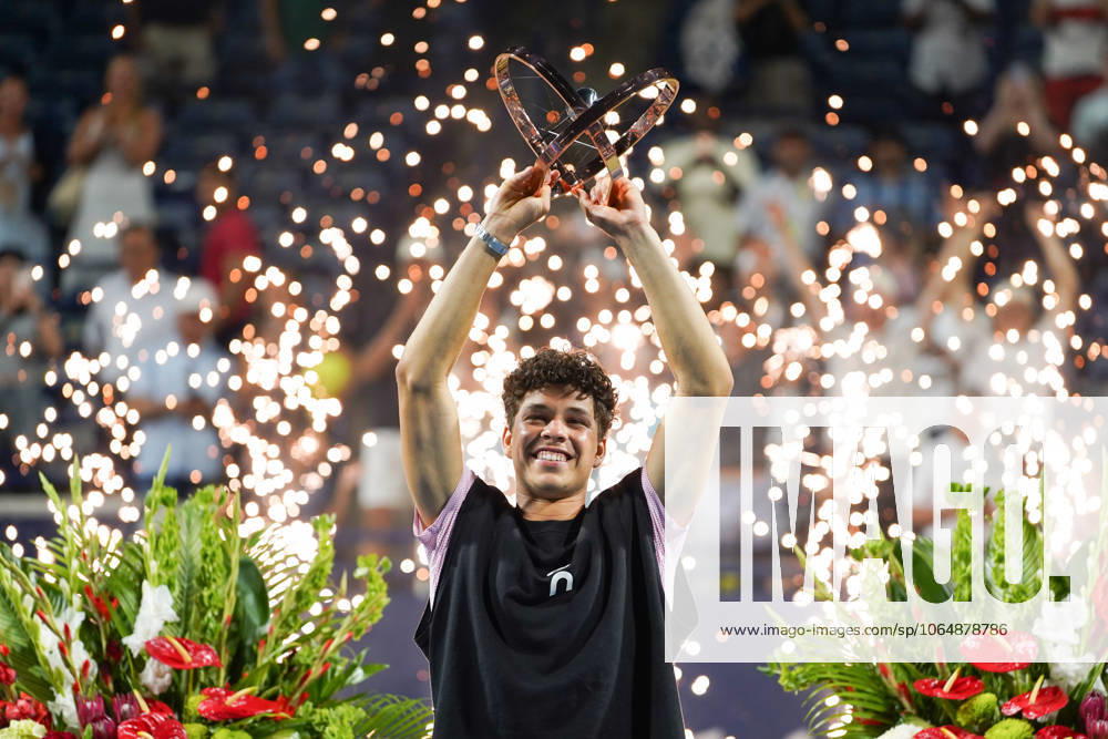 ATP, Tennis Herren Masters 1000 National Bank Open Toronto Presented by Rogers 2025 - Final Ben Shelton of the United States holding the winner s trophy at the presentation ceremony of the Men s Singles Final match of the ATP Masters 1000 National Bank Open Toronto at Sobeys Stadium. on August 7, 2025 in Toronto, Canada. (Photo by Leonardo Ramirez Eyepix Group)