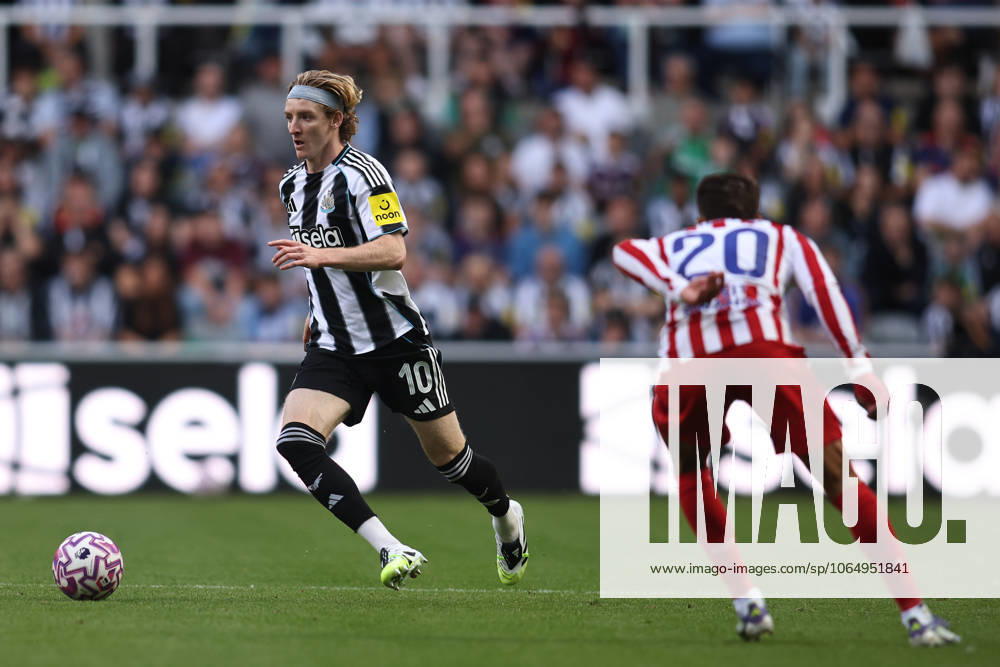 Newcastle United v Atletico Madrid - Pre-Season Friendly Anthony Gordon of Newcastle United breaks away from Giuliano Simeone of Atletico Madrid during the Sela Cup match between Newcastle United and Atletico de Madrid at St. James s Park in Newcastle, on August 9, 2025. Newcastle Tyne and Wear United Kingdom