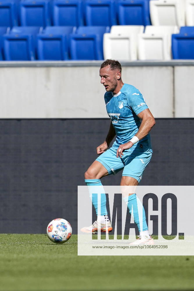 Vladimir Coufal Hoffenheim, 34 , on the ball, cropped, full body, single image, single photo, action, action, 09 08 2025, Sinsheim Germany , football, test match, TSG 1899 Hoffenheim FC Metz, DFB DFL REGULATIONS PROHIBIT ANY USE OF PHOTOGRAPHS AS IMAGE SEQUENCES AND OR QUASI VIDEO
