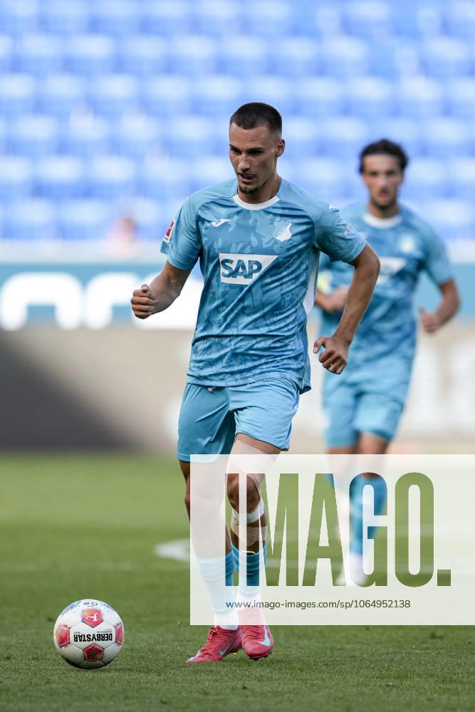 Tim Lemperle Hoffenheim, 19 , on the ball, cropped, full body, single image, single photo, action, action, 09 08 2025, Sinsheim Germany , football, test match, TSG 1899 Hoffenheim FC Metz, DFB DFL REGULATIONS PROHIBIT ANY USE OF PHOTOGRAPHS AS IMAGE SEQUENCES AND OR QUASI VIDEO