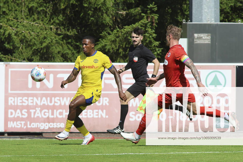 CALCIO - Amichevole - Hellas Verona FC vs St. Pauli Jackson Tchatchoua of Hellas Verona FC competes for the ball with Eric Smith of St Pauli FC 1910 during St Pauli FC 1910 vs Hellas Verona FC, 5° Test Match, at Velly Arena in Imst (A), on August 09, 2025. Imst Austria