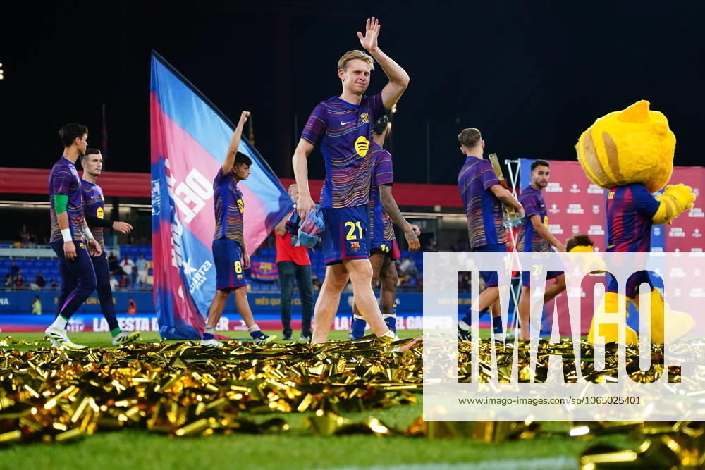 ESP: FC Barcelona, Barca v Como 1907. Joan Gamper Trophy Frenkie de Jong of FC Barcelona greets at full time during the Joian Gaper Trophy match between FC Barcelona and Como 1907 played at Johan Cruyff Stadium on August 10, 2025 in Barcelona, Spain. kpng