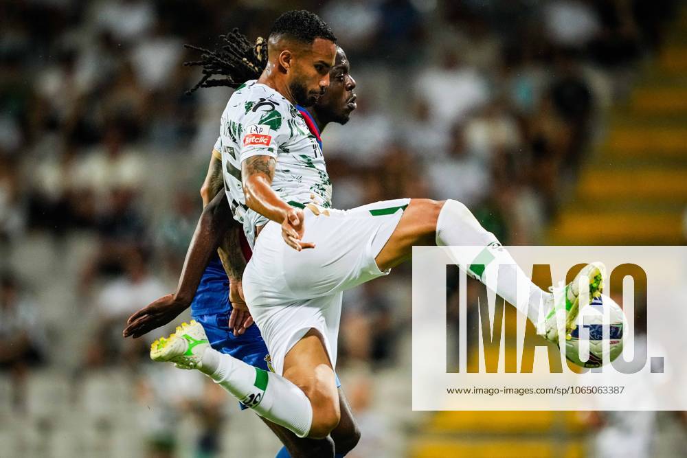 Bastien MEUPIYOU of FC Alverca and Guilherme SCHETTINE of Moreirense FC during the Liga Portugal Betlic match between Moreirense FC and FC Alverca at Estadio Comendador Joaquim de Almeida Freitas on August 10, 2025 in Moreira de Conegos, Portugal. Moreira De Conegos Portugal - ZUMAm308 20250810_zsp_m308_021