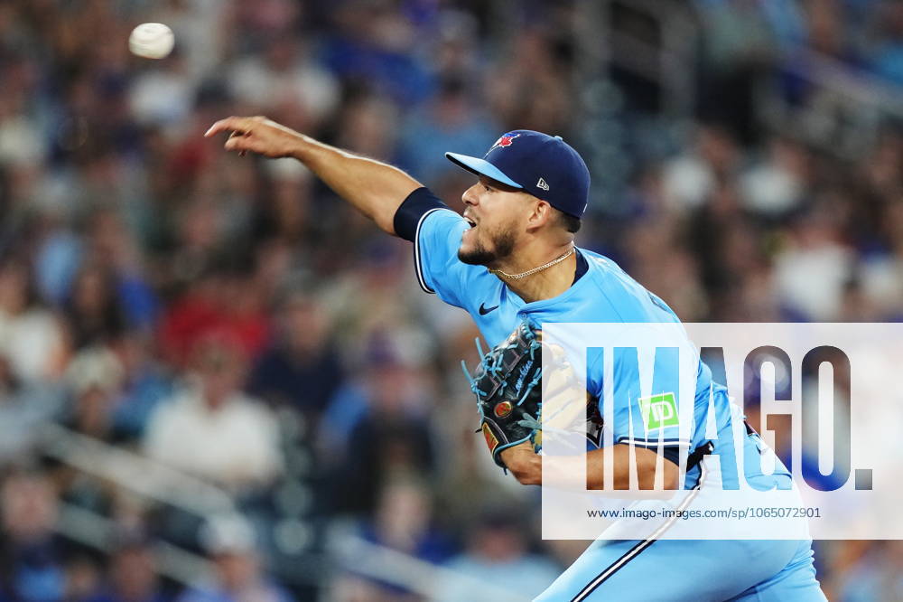 Toronto Blue Jays pitcher Jose Berrios (17) works against the Chicago Cubs during first inning MLB, Baseball Herren, USA baseball action in Toronto on Tuesday, August 12, 2025. Canada News - August 12, 2025 - ZUMAc35_ 20250812_zaf_c35_068