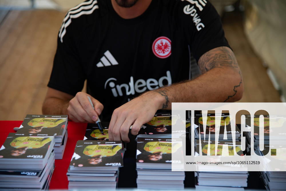 2025 08 13 Family Day of Eintracht Frankfurt v l , goalkeeper, goalkeeper Kevin Trapp Eintracht Frankfurt , signs autographs