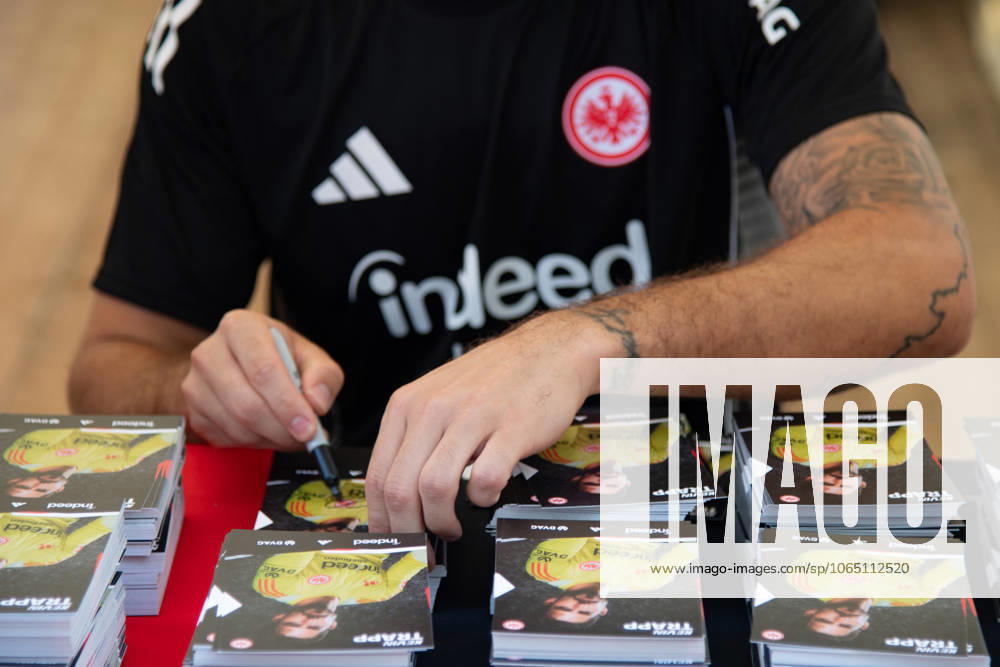2025 08 13 Family Day of Eintracht Frankfurt v l , goalkeeper, goalkeeper Kevin Trapp Eintracht Frankfurt , signs autographs