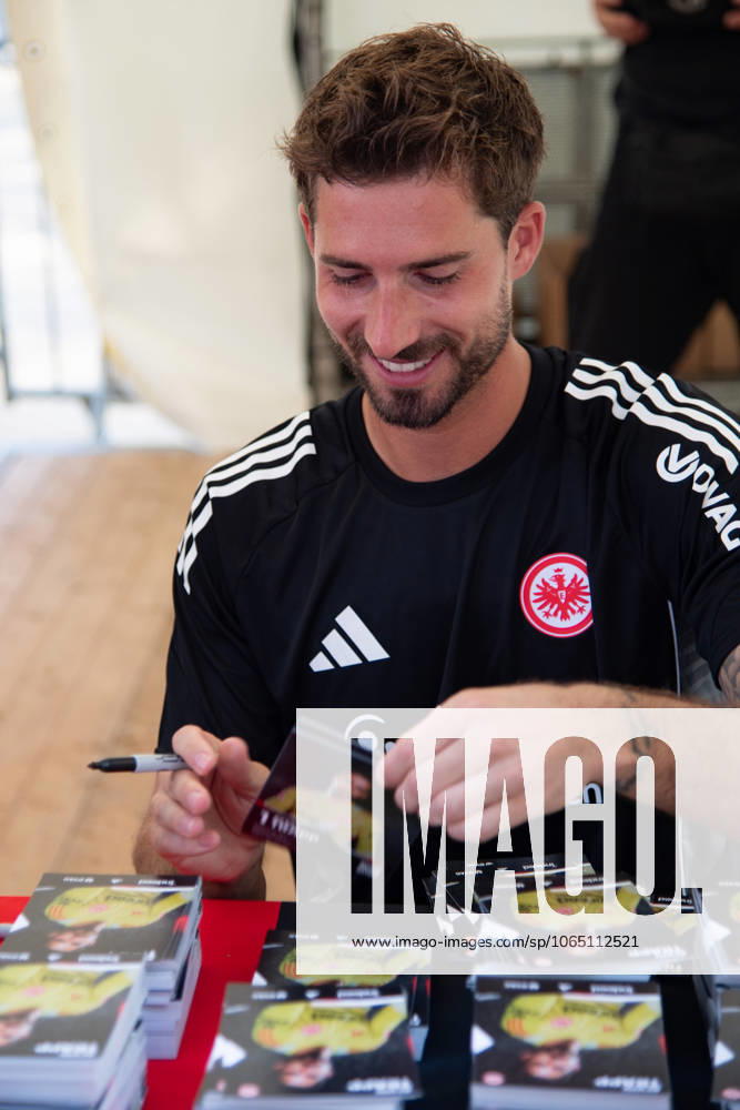 2025 08 13 Family Day of Eintracht Frankfurt v l , goalkeeper, goalkeeper Kevin Trapp Eintracht Frankfurt , signs autographs